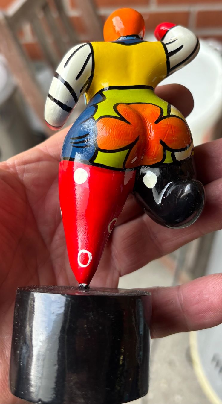 Statuette: bunte Frau mit Sockel – Usato da Pfyn venduto da Allround-Stephan 1
