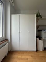 Weisser Kleider Schrank