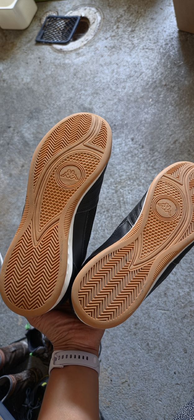 Kappa Scarpe da uomo: Hallenschuhe Kappa Grösse 40 schwarz – Usato da St.Gallenkappel. venduto da mt23101984 1
