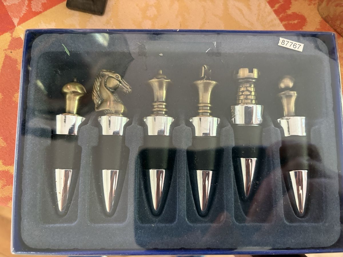 Vino: Flaschenverschluss Set Schachfiguren im Geschenkkarton – Nuovo (secondo la descrizione) da Luzern venduto da Valie