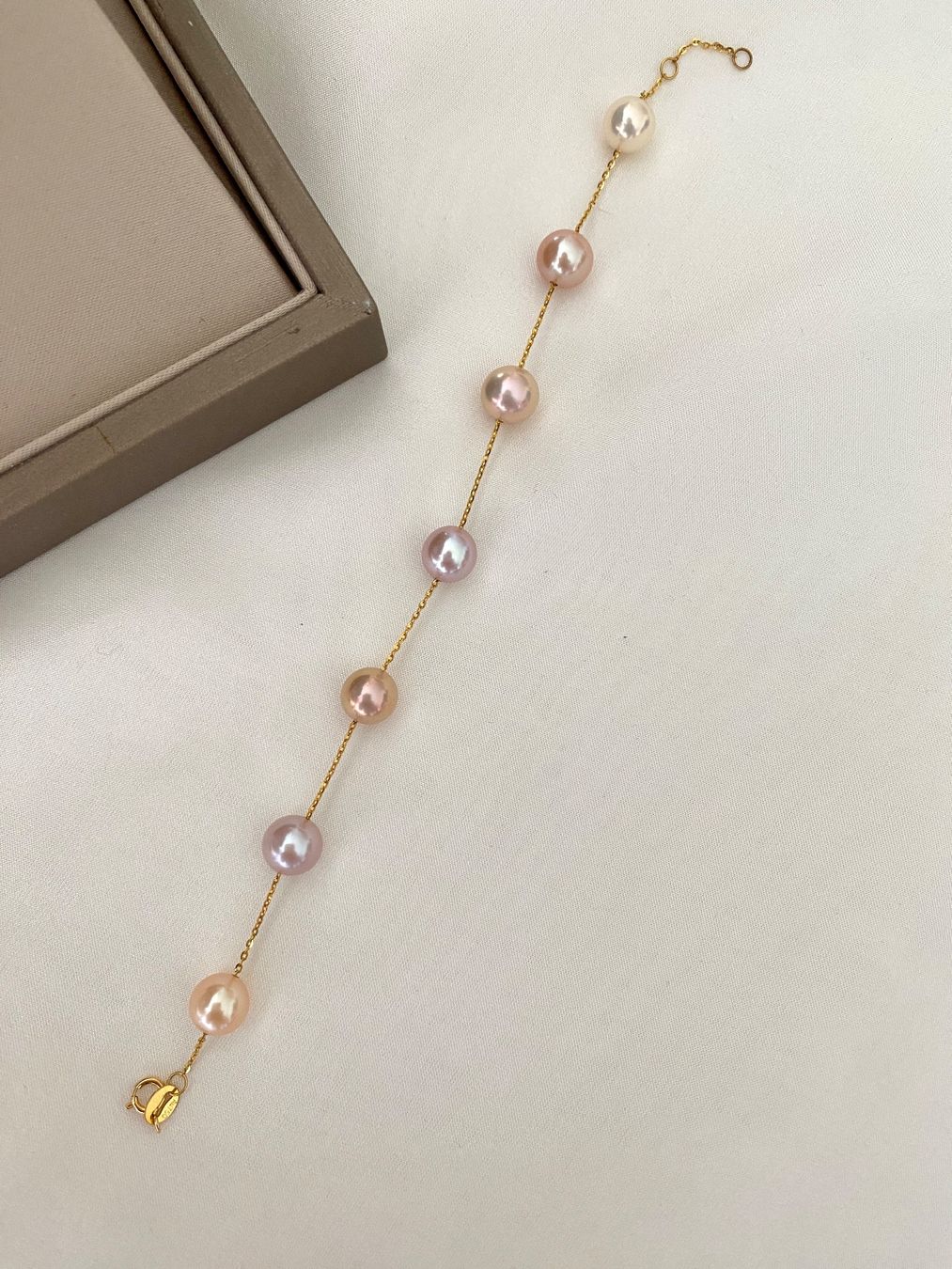 Bracciali & Braccialetti: 8 mm Süsswasserperle Armbänder 18k Gold – Nuovo e nell'imballaggio originale da Sarnen venduto da Yingsperlen1 1