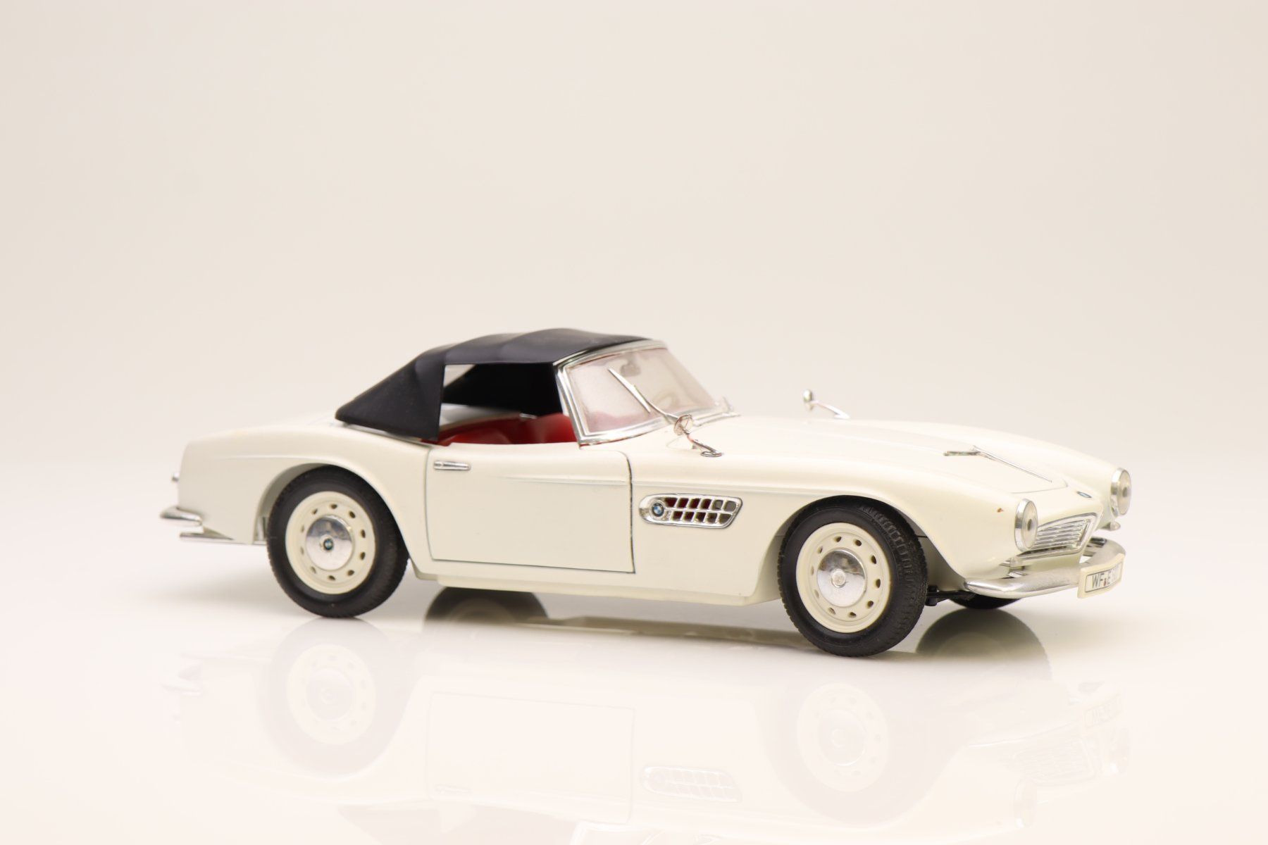BMW Modellini d'auto: Revell BMW 507 Modellauto 1/18 – Usato da Ried (Muotathal) venduto da Modellbahn.swiss