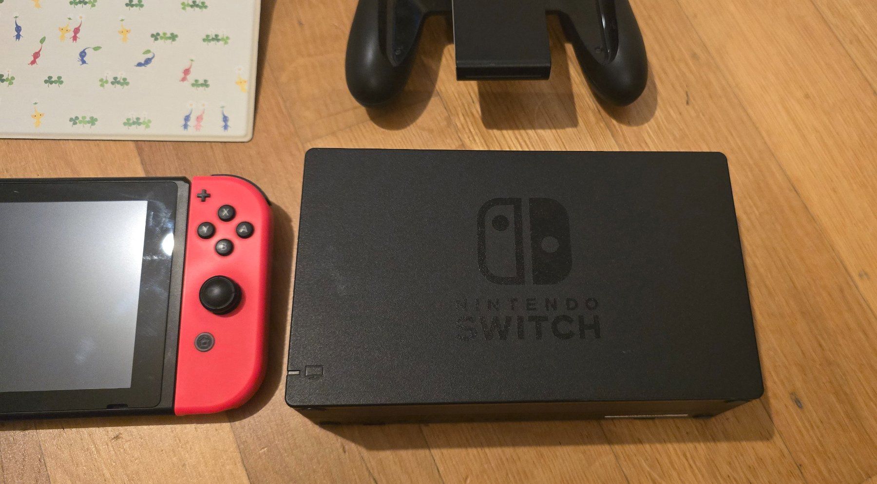 Nintendo Console: Console Nintendo Switch avec accessoires et étui Pikmin – Usato da Genève venduto da MariaS2 3