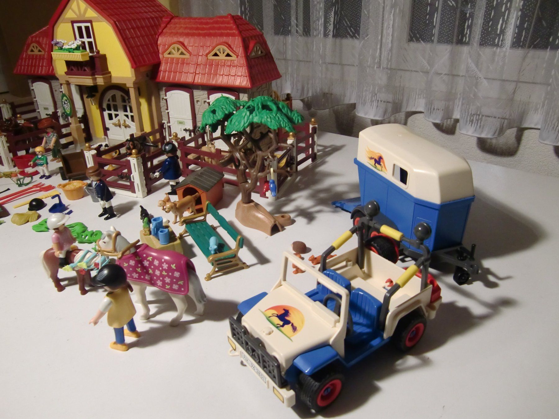 Playmobil Giocattoli: Playmobil Reiterhof mit Paddocks + Transporter – Usato da Arbon venduto da magenta10 5