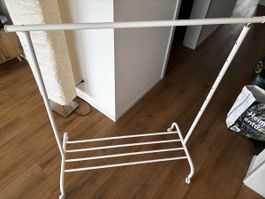 Kleiderständer IKEA Rigga weiss mit Rollen und Ablage