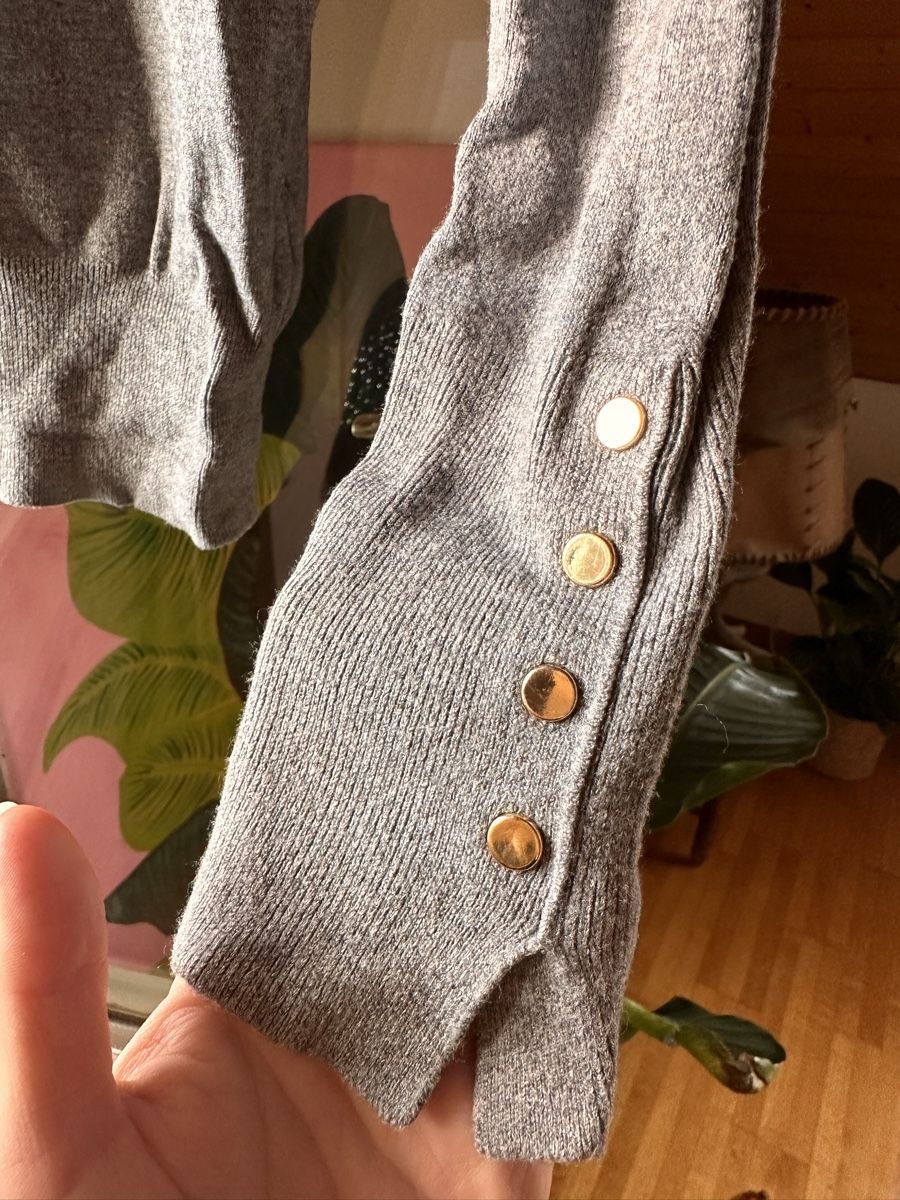 Zara Pullover & Sweatshirts: Grauer Pulli eng mit goldenen Knöpfen – Gebraucht aus Zürich von BettinaMarie2308 1