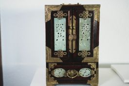 Chinesischer Schmuckschrank Jade Messing Hartholz antik