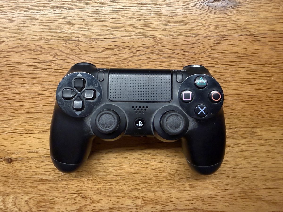 Sony Consoles: PS4 – D'occasion à Olten par atzeminator 1
