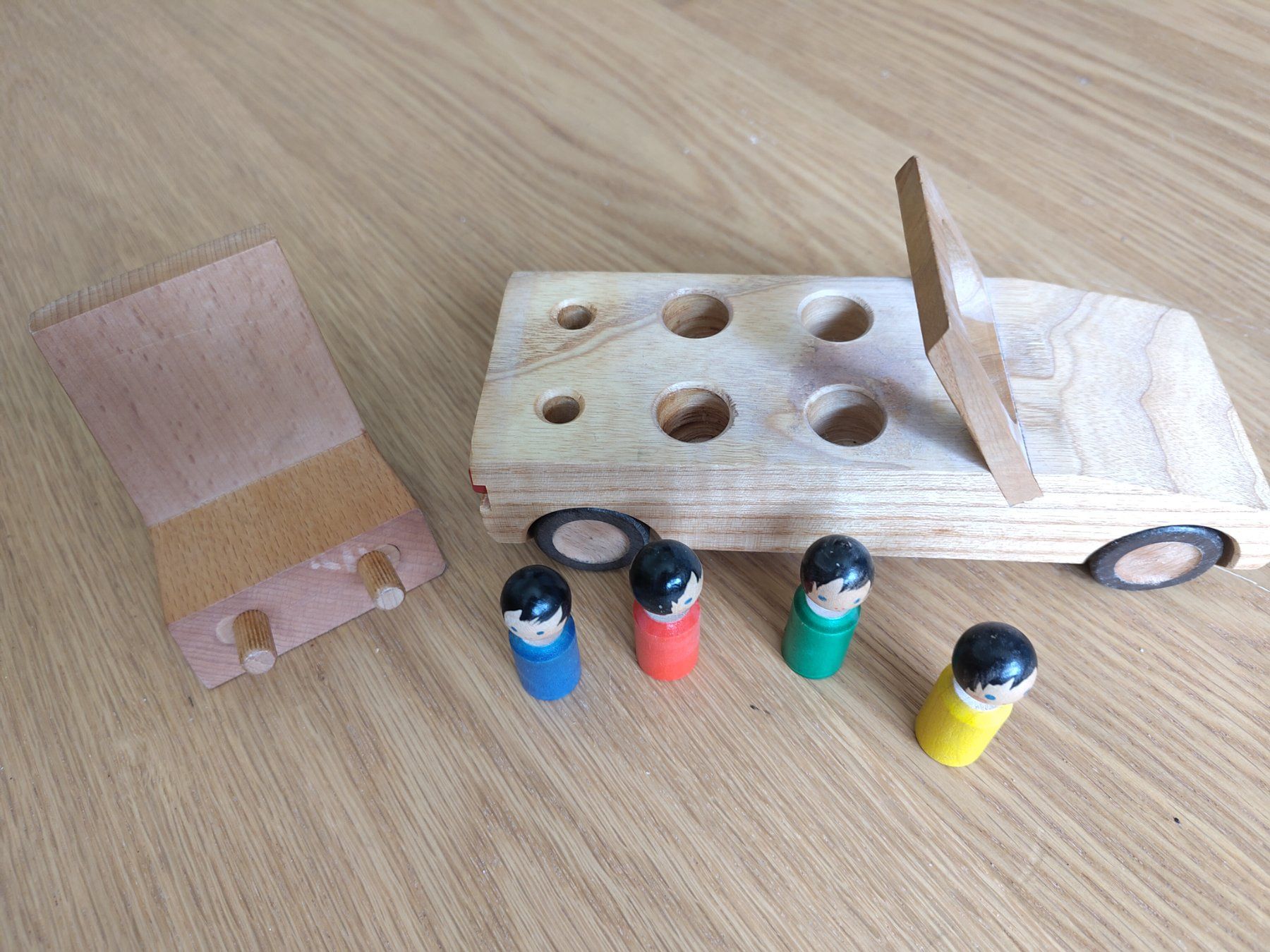 Spielzeuge: Holzauto mit Spielfiguren – Gebraucht aus Bern von Cassiopeia-72 3