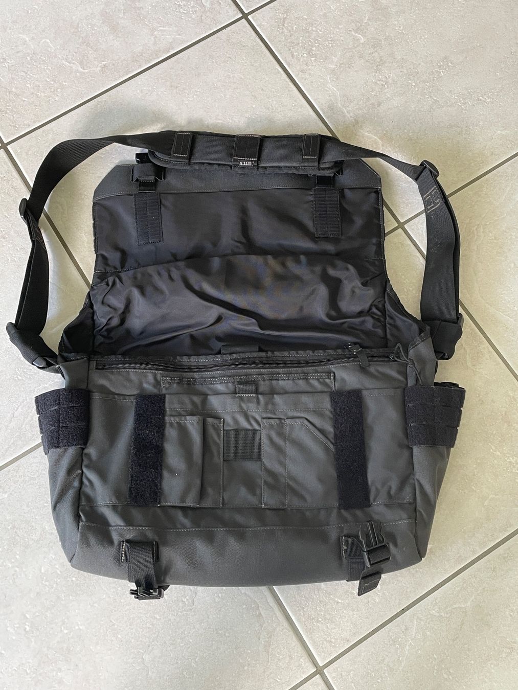 Valigie & Borse: 5.11 Tactical Messenger Bag, Top Zustand, Grau – Usato da Unterseen venduto da Invest9 1