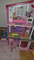 Grande Maison BARBIE avec accessoires et plusieurs barbies