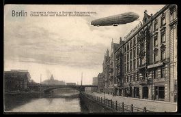 Berlin, Zeppelin fliegt über Orient Hot