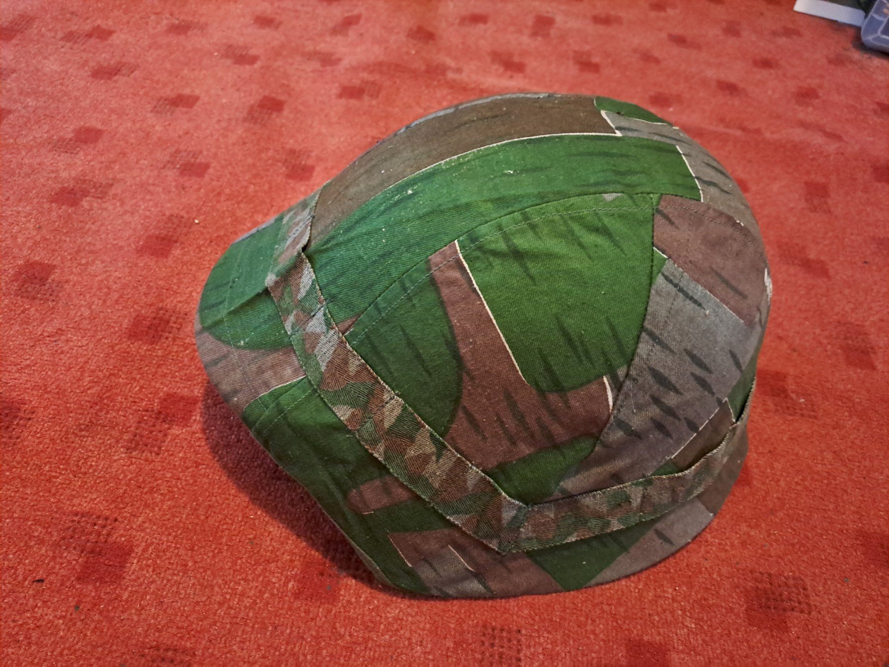 Schweizer Armee Uniformi: Stahlhelm Ordonanz 1918,  Schwarz mit Tarnüberzug – Usato da St.Gallen venduto da Infanteriewerk