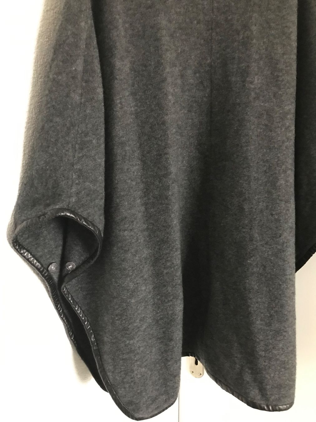 Jacken: Poncho, Gr. 40, Grau mit Lederapplikationen – Gebraucht aus Niederteufen von mix18 4