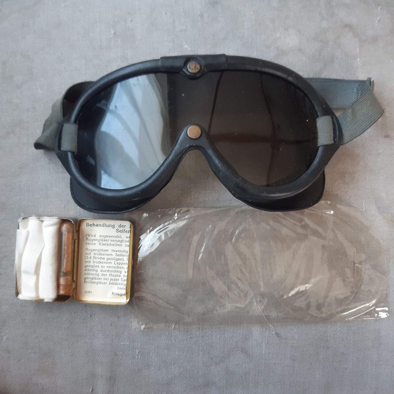 Ansichtskarten: Fliegerbrille Schweizer Fliegertruppen – Gebraucht aus Giffers von attila07