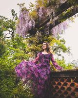 wunderschönes lila Kleid Cosplay cottagecore Fotoshooting