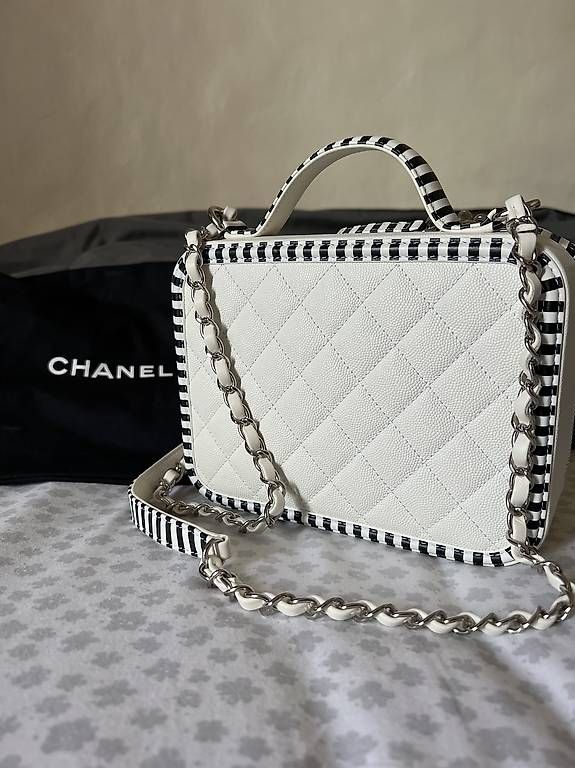 Chanel Borse da donna: sac vanity case chanel timeless – Nuovo e nell'imballaggio originale da La Chaux-de-Fonds venduto da Hich7 3