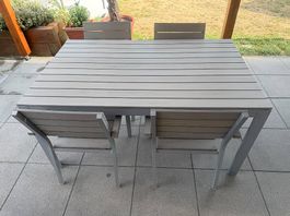 Table extérieure avec 4 chaises