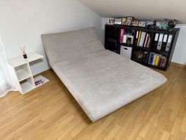 Gemütliche Leseliege / Sofa in grau, neuwertig und bequem!