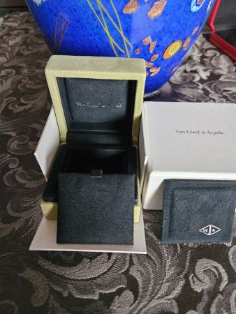 Van Cleef Arpels Schmuck Collier Böxli a. feinstem Wildleder