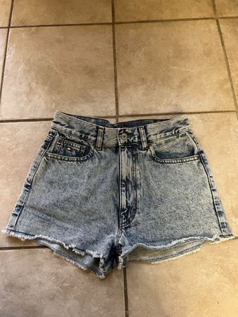 Coole Jeans Shorts von Tommy Hilfiger, Grösse  34/XS