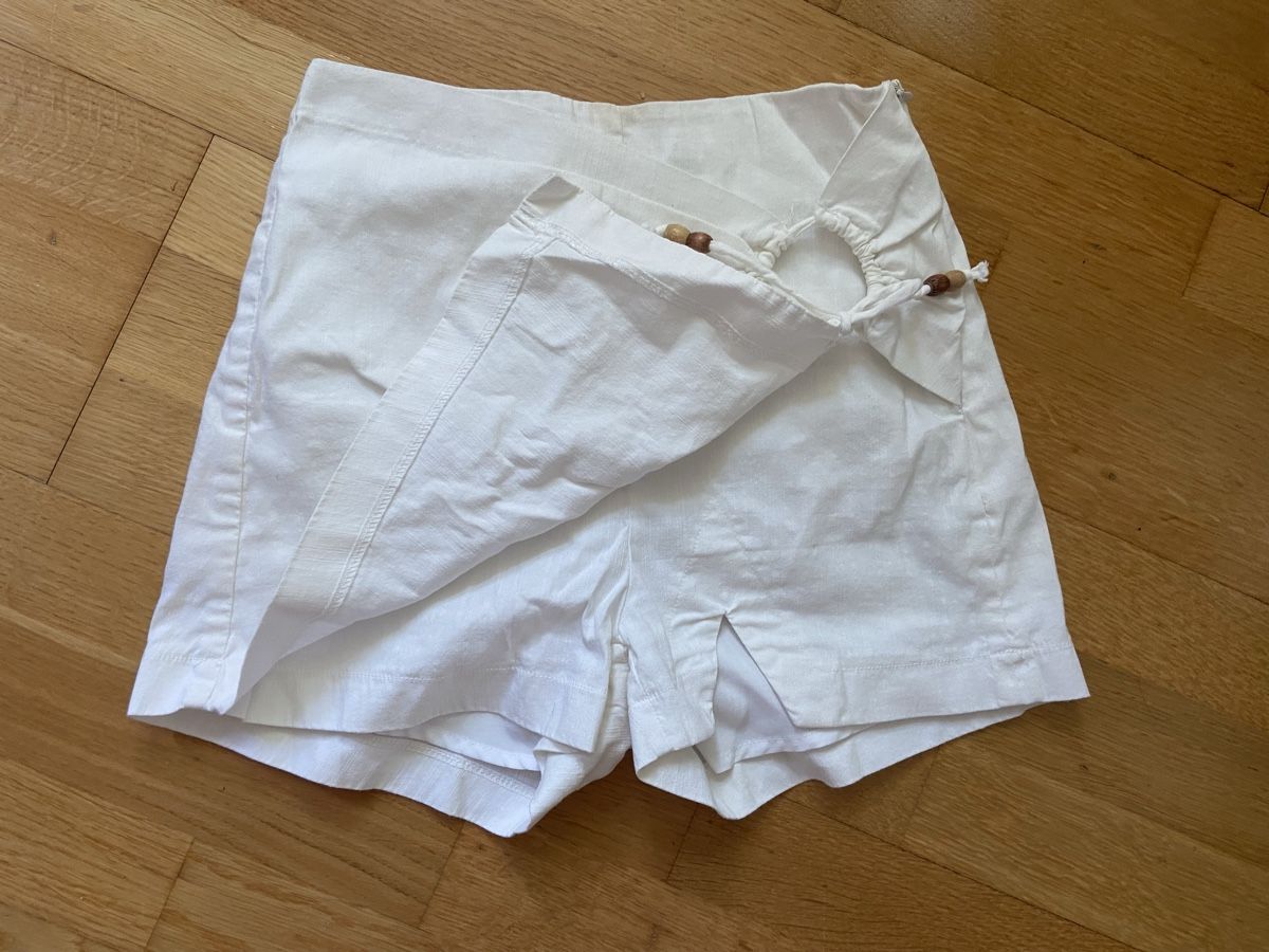 Bershka Röcke: Weisser mini Rock mit Shorts, Grösse XS – Gebraucht aus Zürich von cas_x6pw 1