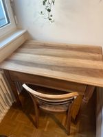 Holztisch & Stuhl antik, sehr schöner & gebrauchter Zustand