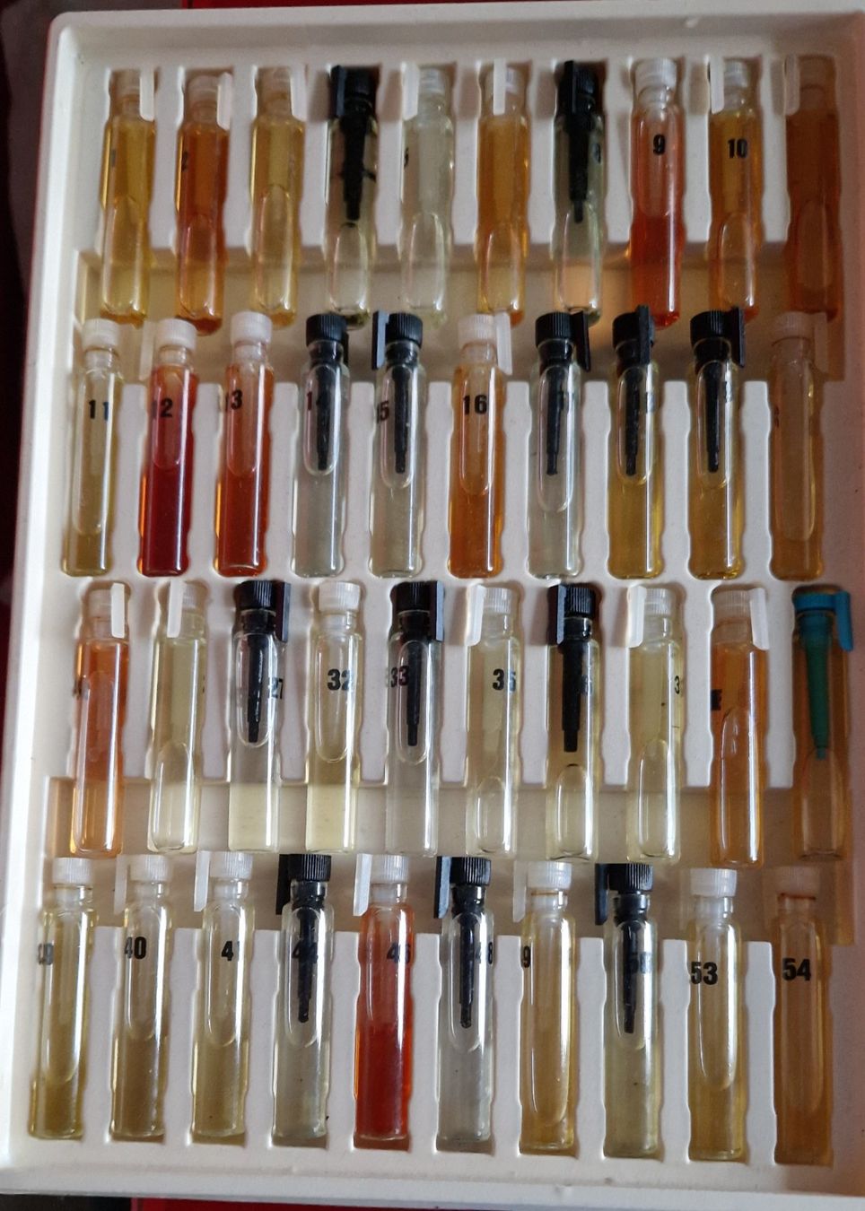 Flaconi: Test-Box LIGUMA COSMETICS mit 54 Probierflaschen – Nuovo e nell'imballaggio originale da Zürich venduto da Sissi-Minouche