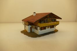 Vollmer H0: Bergchalet ausgeschmückt