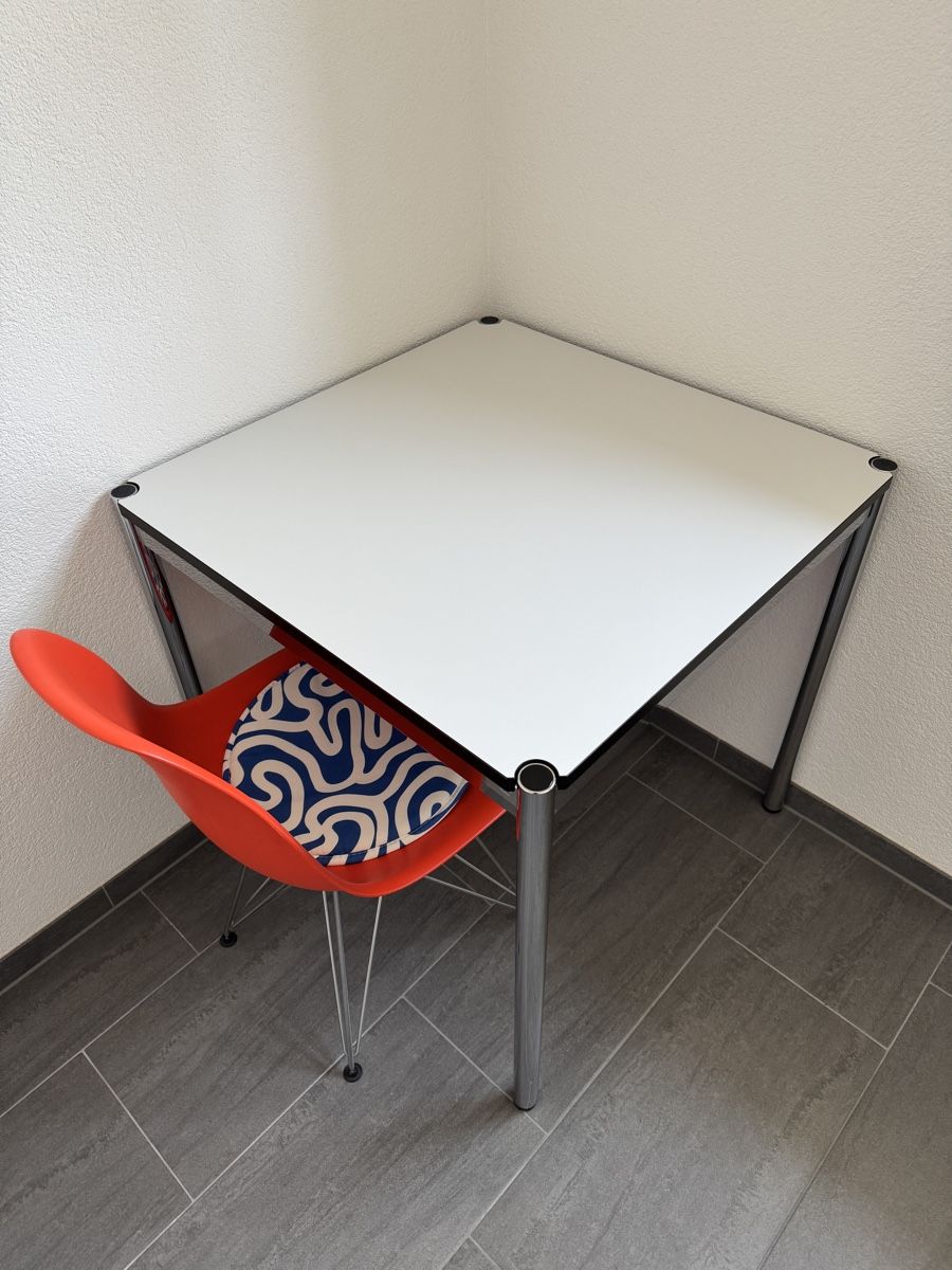 Tavoli: USM TISCH 75x75 CM – Usato da Bern venduto da carminel8 1