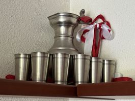 Zinnkanne mit Bechern
