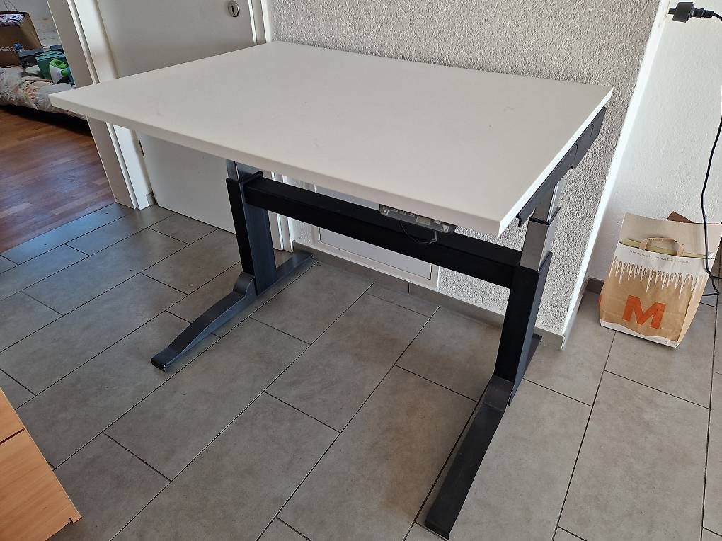 Schreibtische: Standing desk – Gebraucht aus Uetikon am See von Josip.Marjanovic