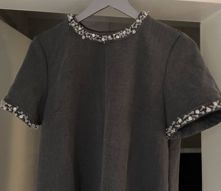 H&M Kleid –Dunkelgrau mit Perlenapplikationen
