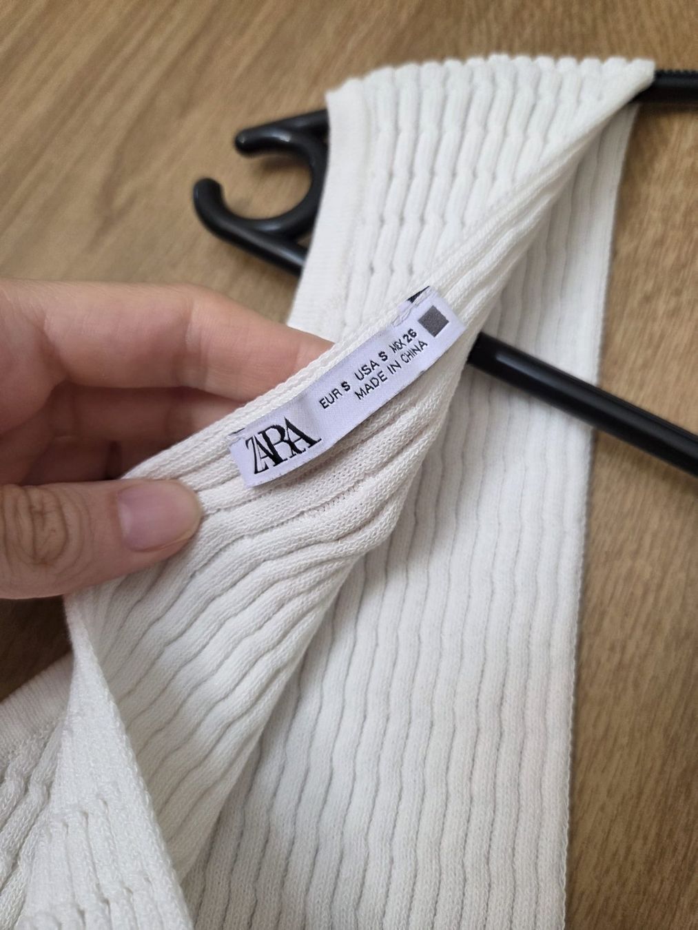 Top: Weisses Crop-Top von Zara – Usato da Zürich venduto da Nicole110 2