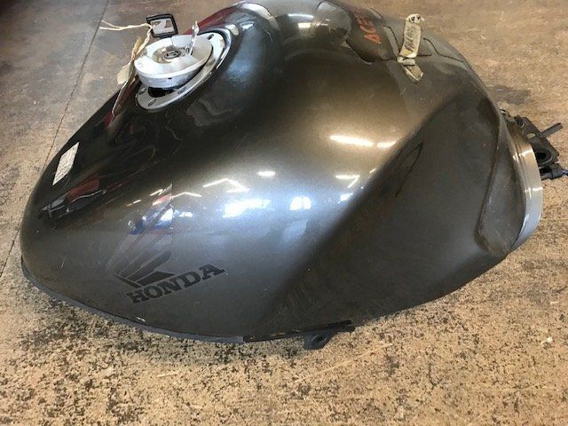 Honda Sonstiges Fahrzeugzubehör: HONDA CBR 1100rr BENZINTANK – Gebraucht aus Laupen BE von ThePowerOfDreams1 1