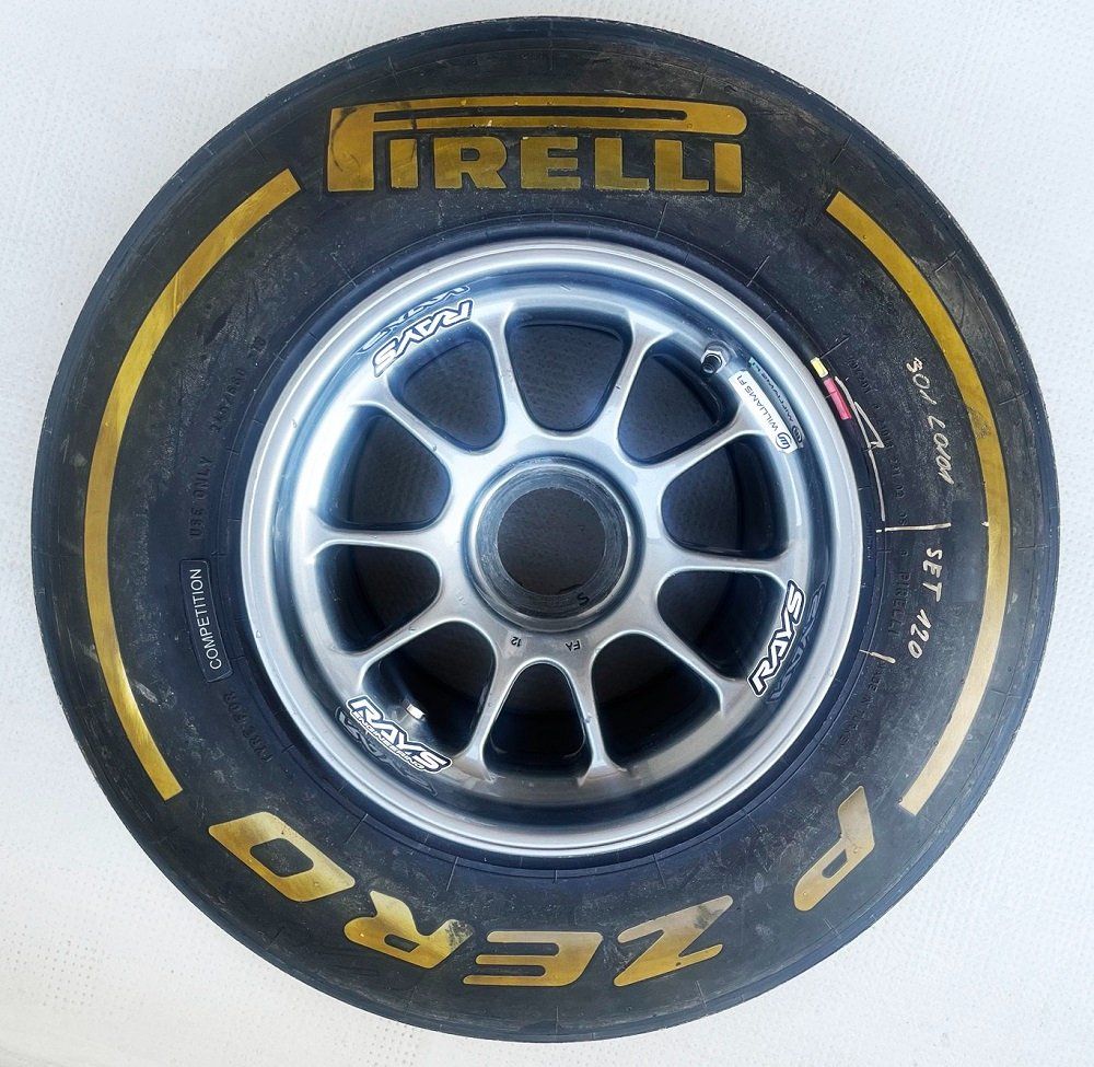 Pirelli Pneus & Kompletträder: F1 Vorderrad Williams 2012 – Gebraucht aus Solothurn von F1shop1