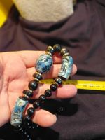 Collier ethnique vintage avec perles noires et bleues, décor