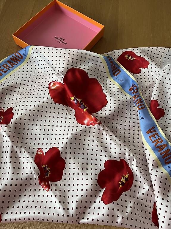 Foulards, Tücher & Schals: Neues Halstuch aus Seide – Neu und originalverpackt aus Roggwil BE von KarotteV