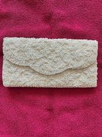 weisse Clutch bestickt mit Perlen und Paietten