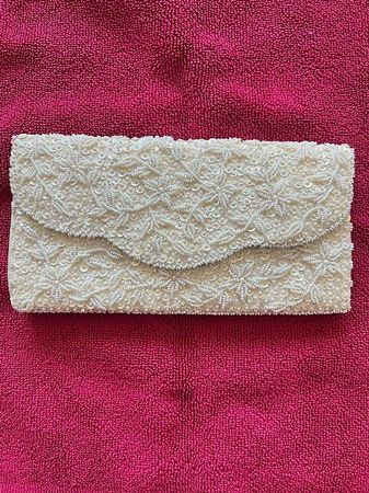 weisse Clutch bestickt mit Perlen und Paietten