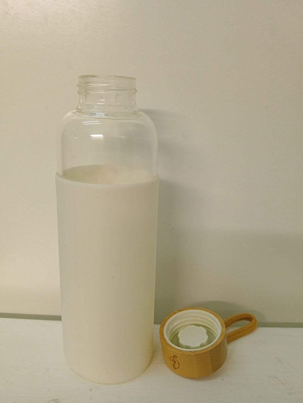 Borracce & Thermos: Stradivarius Glasflasche Wieß mit Bambusdeckel 0.5 L – Usato da Allschwil venduto da Evgeniia78 2