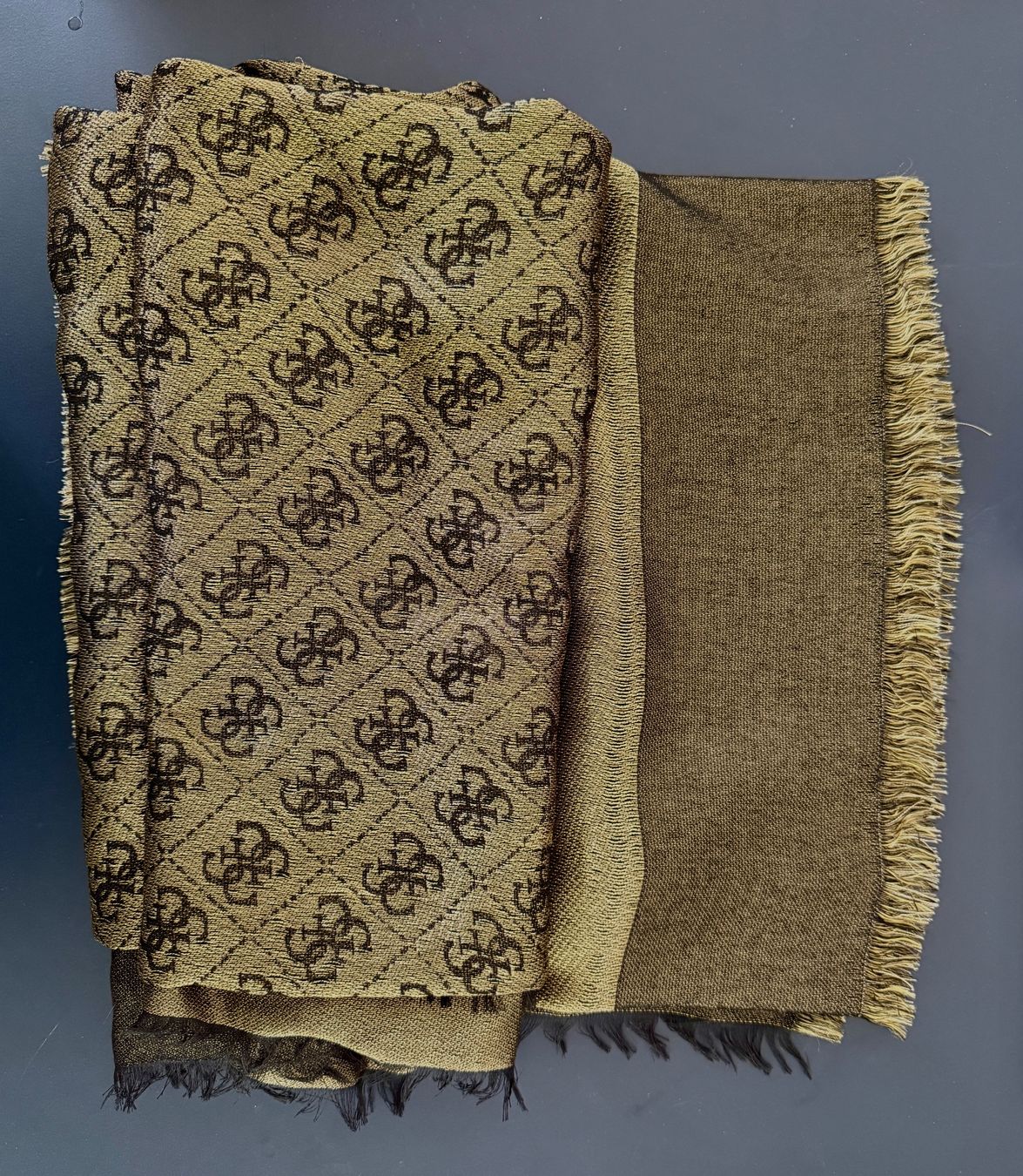 Guess Foulard & Sciarpe: Guess Schal 150x150cm – Usato da Zürich venduto da ele_cj6q