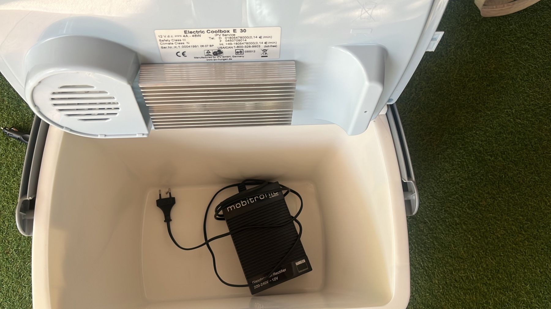 Frigoriferi & Refrigeratori: 12 V-Coolbox inkl. 230V/12V-Konverter – Usato da Wilderswil venduto da ROPO3812 1