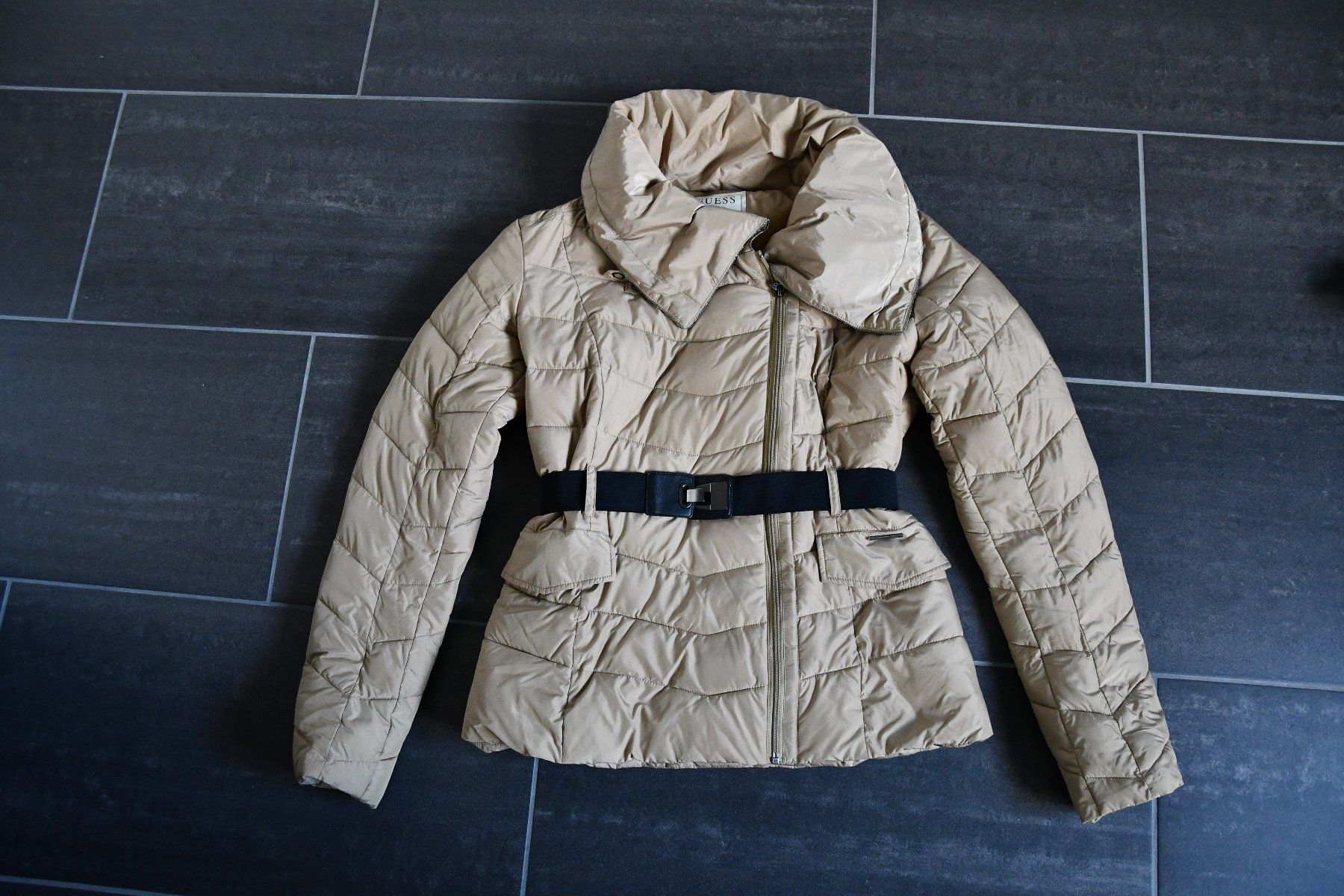 Guess Vestes: Wintrejacke, Guess, M – Neuf (Voir description) à Sins par dsto
