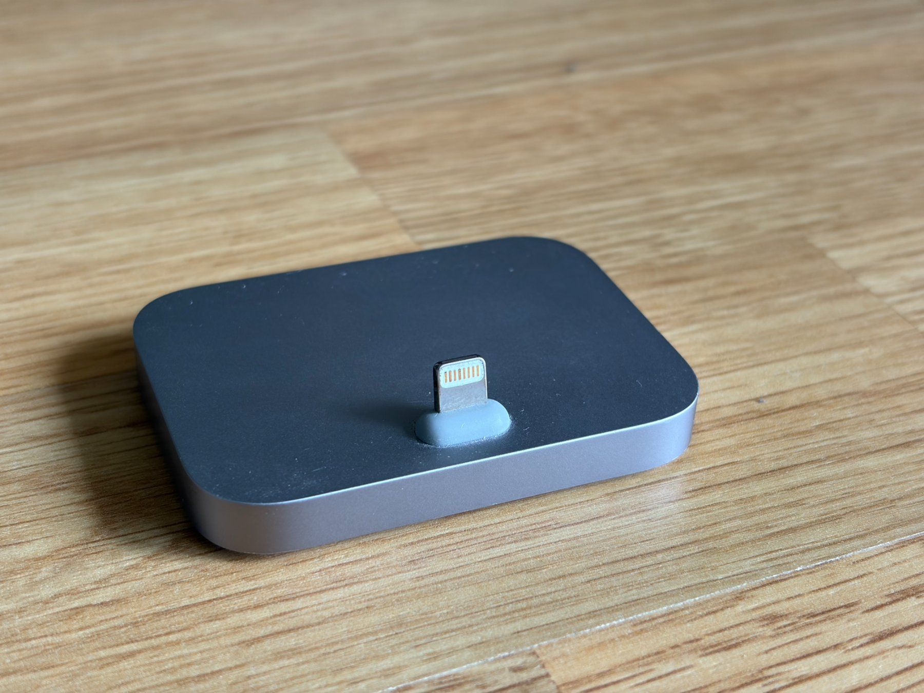 Docking station: Original Apple iPhone Lightning Dock A1717 Silber – Usato da Zürich venduto da greg_richrd