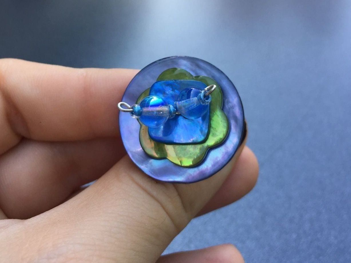 Anelli: Bague bleue fabriquée avec boutons – Nuovo (secondo la descrizione) da Veyrier venduto da Leilazizou 1