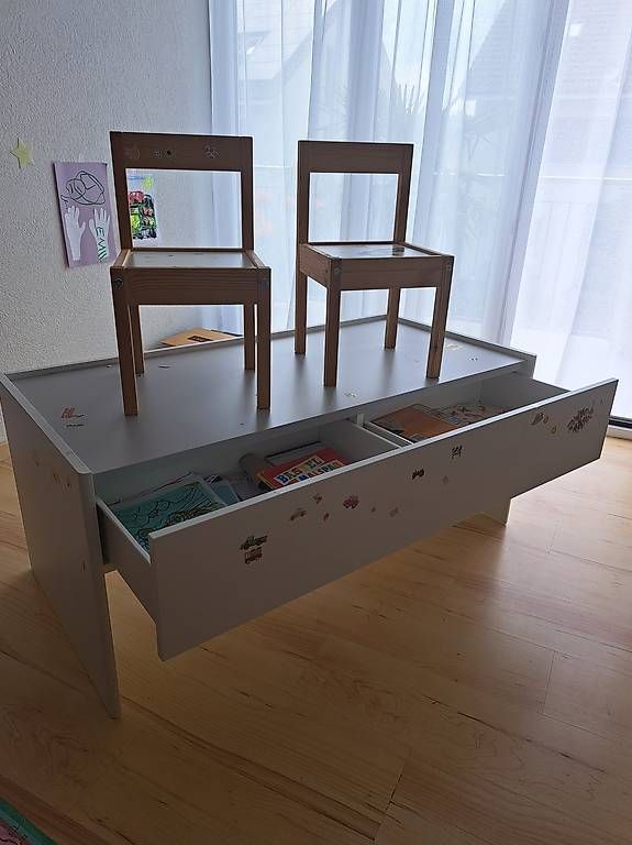Set di tavolo e panche: Kindertisch mit zwei Stühlen – Usato da Strengelbach venduto da hialbela90 1