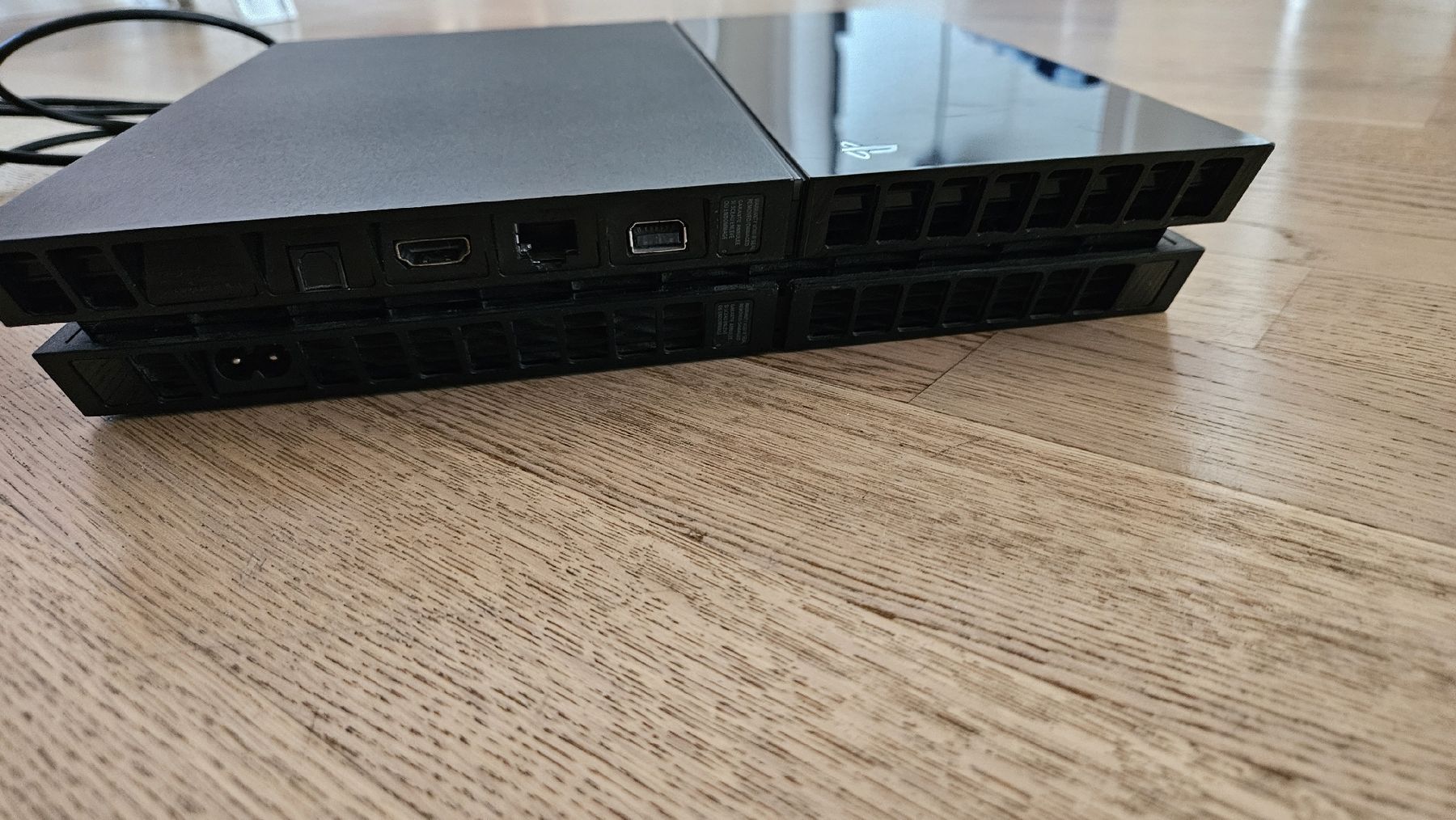 Sony Console: PlayStation 4 schwarz mit Kabeln – Usato da Bülach venduto da Qli_s9fg 2