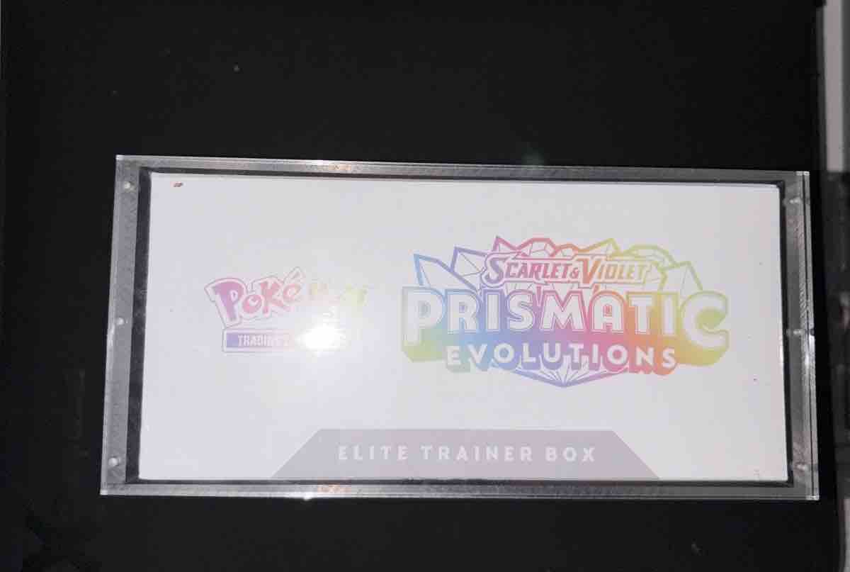 Spiele: Prismatic Evolutions ETB ENGLISCH mit Acryl case ab 1.- CHF – Neu und originalverpackt aus Cham von genti147 1