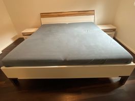 Doppelbett 180x200  2 Nachttischen, 2 Lattenrosten